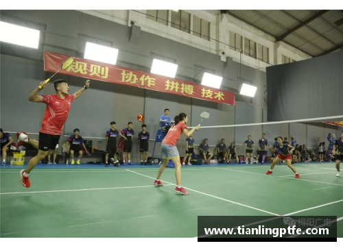 与羽毛球明星亲密合影的女生展现青春活力与运动魅力